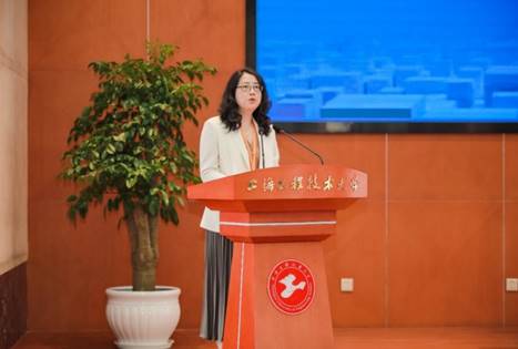 说明:人站在电视前  低可信度描述已自动生成